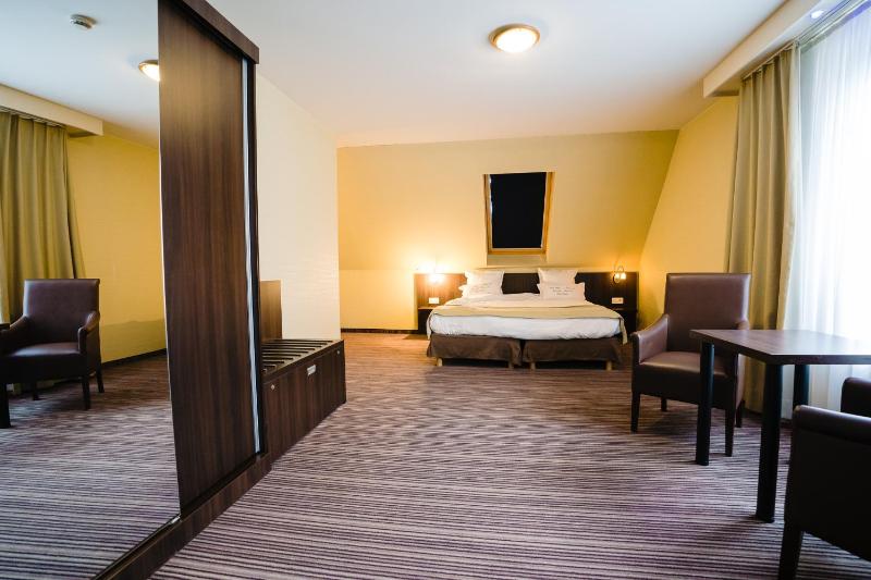 Junior Suite with Spa Bath image 2