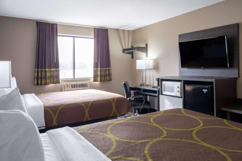 Queen Room with Two Queen Beds - Non-Smoking image 2