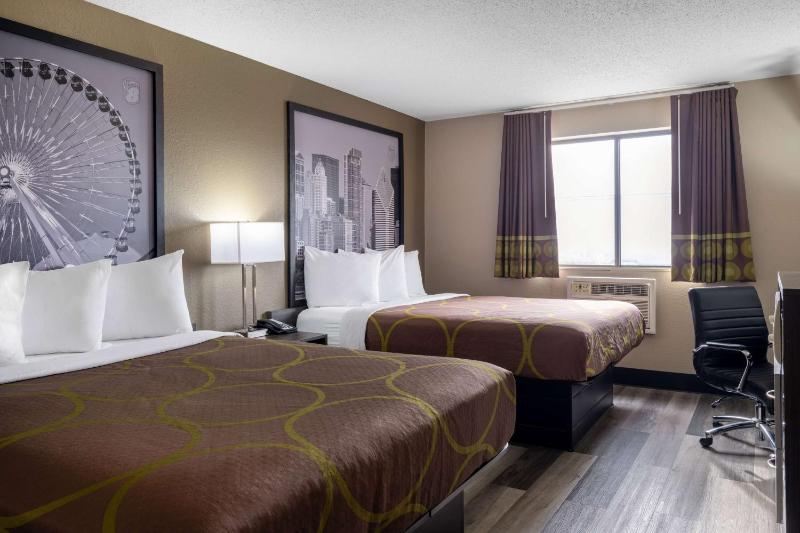 Queen Room with Two Queen Beds - Non-Smoking image 4