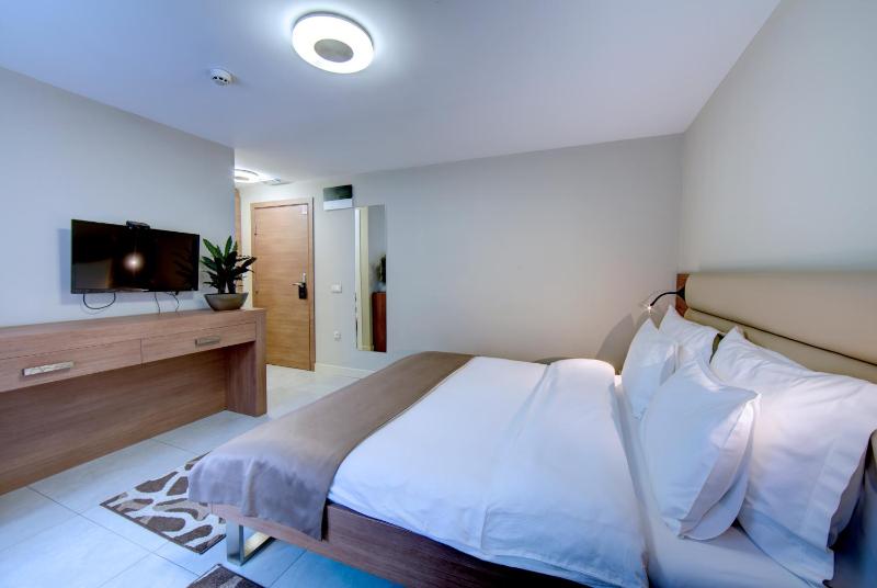 Family Room with Free Parking image 4