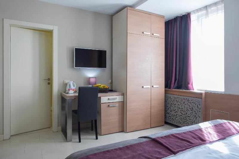 Twin Room with Free Parking image 4