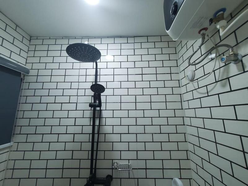 Spacious 2-bed Apt With 24hrs Power+ Unlimited Wi-Fi - image 16