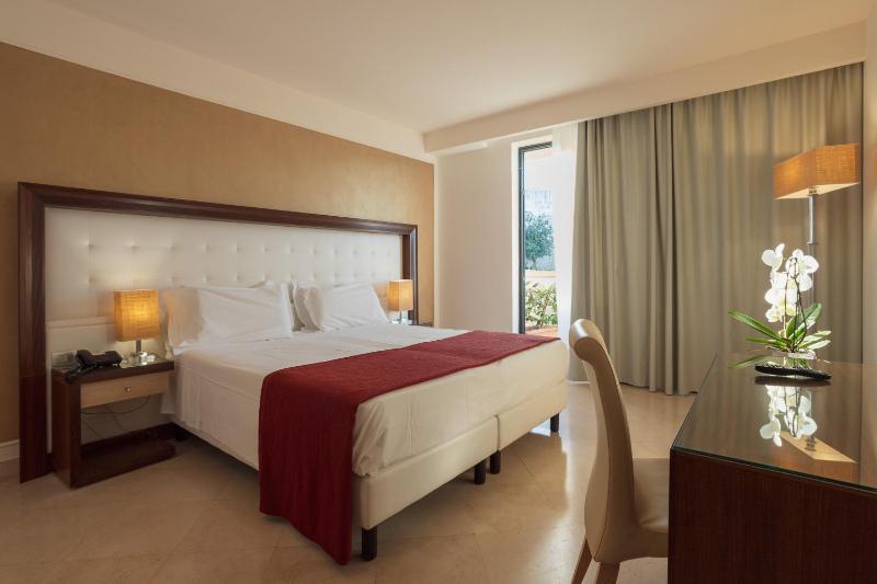 Classic Double or Twin Room image 3