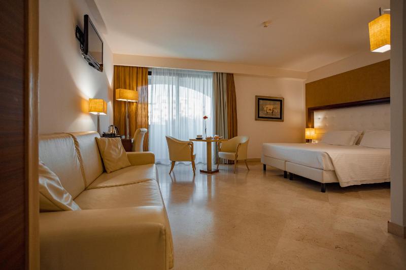 Deluxe Double or Twin Room image 4