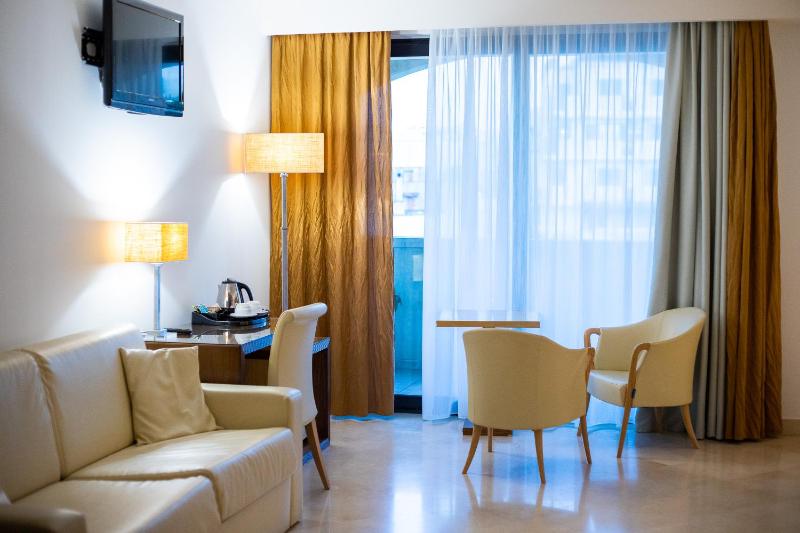 Deluxe Double or Twin Room image 2