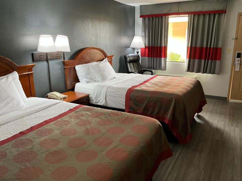 Queen Room with Two Queen Beds - Non-Smoking image 4