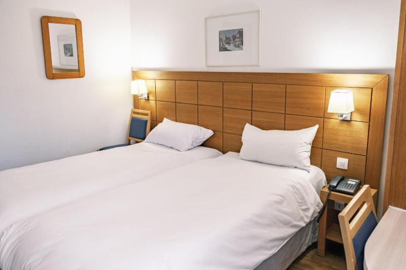 Twin Room image 3