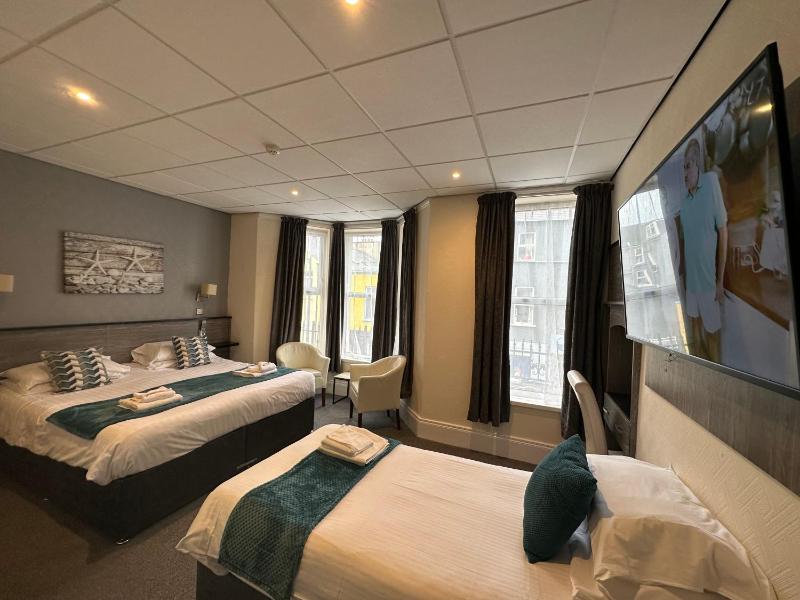 Double or Twin Room image 3