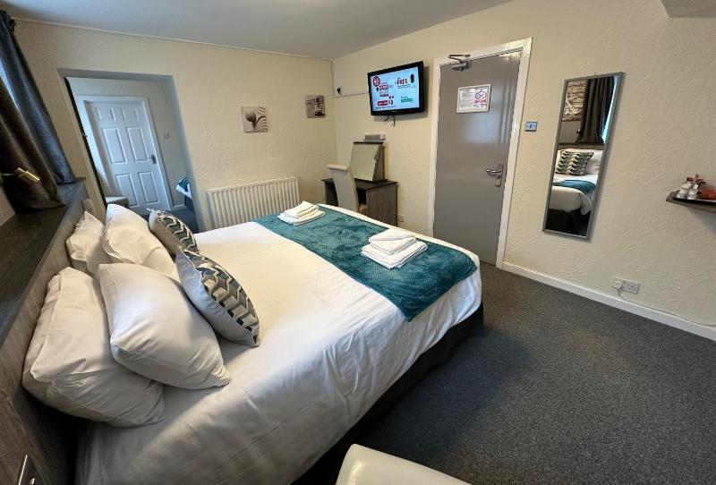 Double or Twin Room image 4