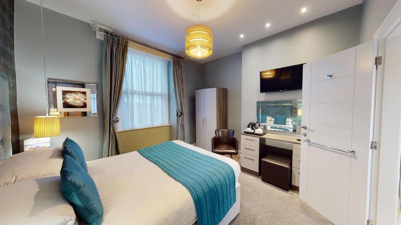 Double Room image 3