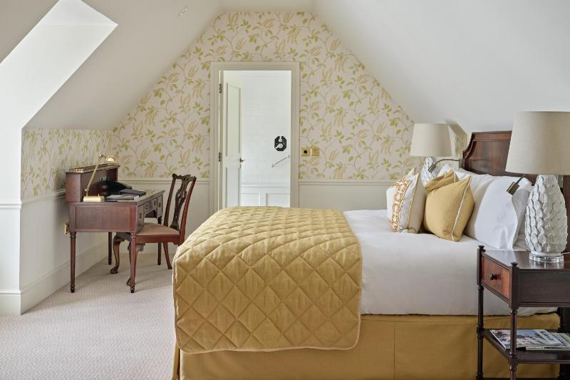 Classic Double Room image 3