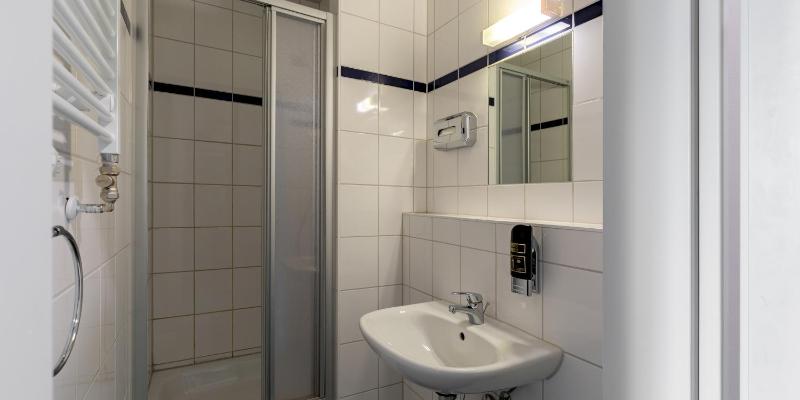 Six-Bed Room image 4