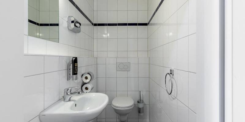 Six-Bed Room image 3