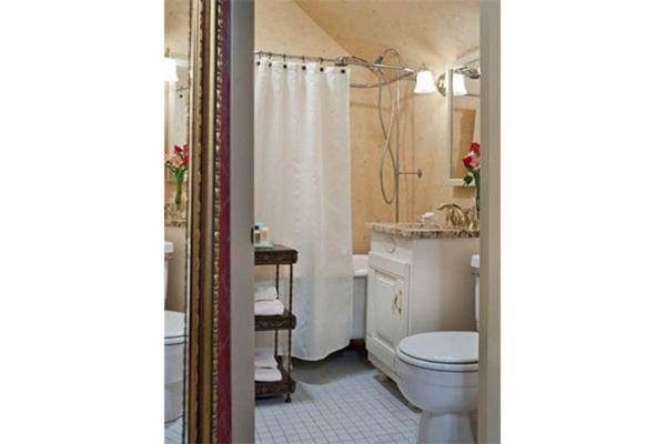 Queen Room image 2