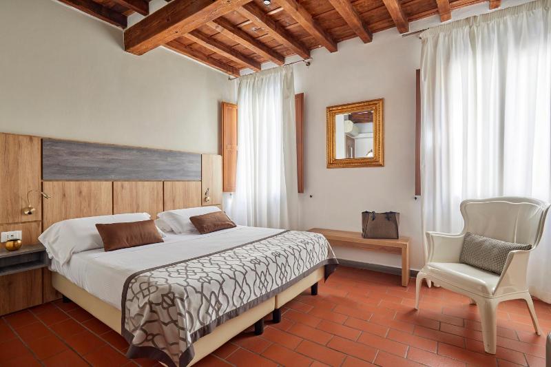 Deluxe Room image 2