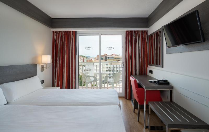 Double Room with Balcony (3 Adults) image 4