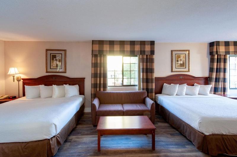 Deluxe King Suite with Two King Beds - Non-Smoking image 4