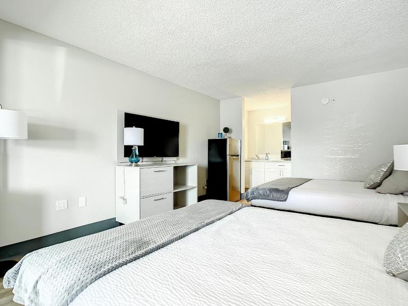 Superior Queen Room with Two Queen Beds image 4
