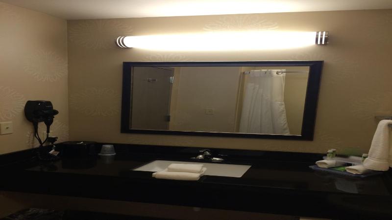 Standard King Room - Communications Accessible image 3