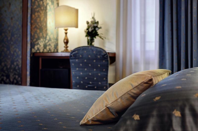 Classic Double Room image 4