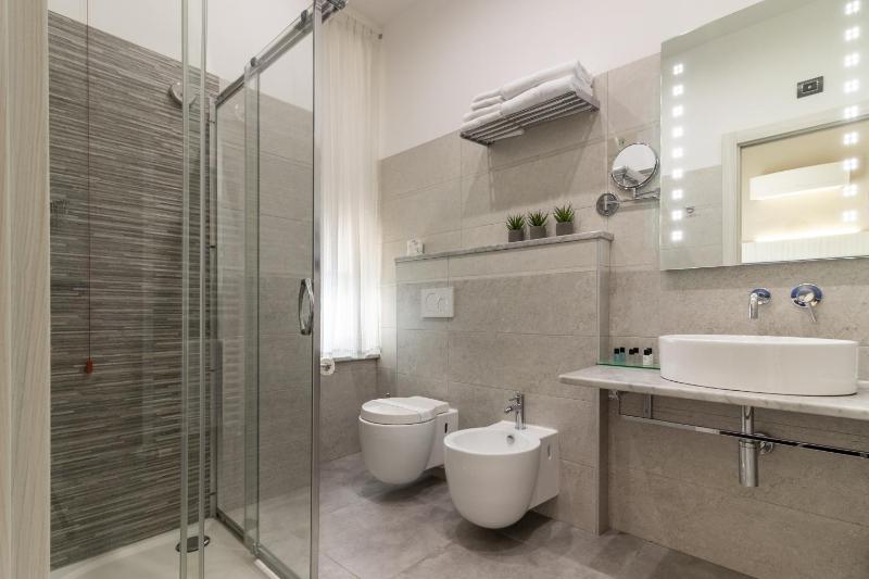Deluxe Double or Twin Room image 4