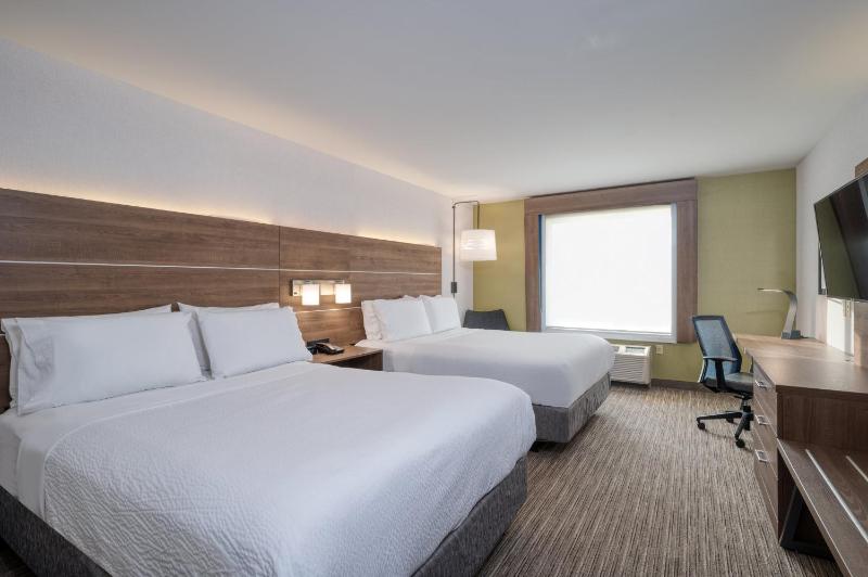 Standard Queen Room with Two Queen Beds image 2