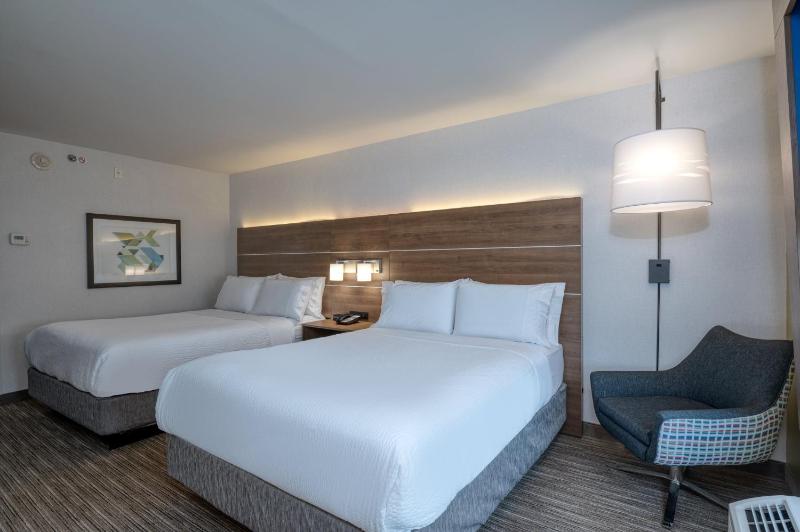 Standard Queen Room with Two Queen Beds image 4