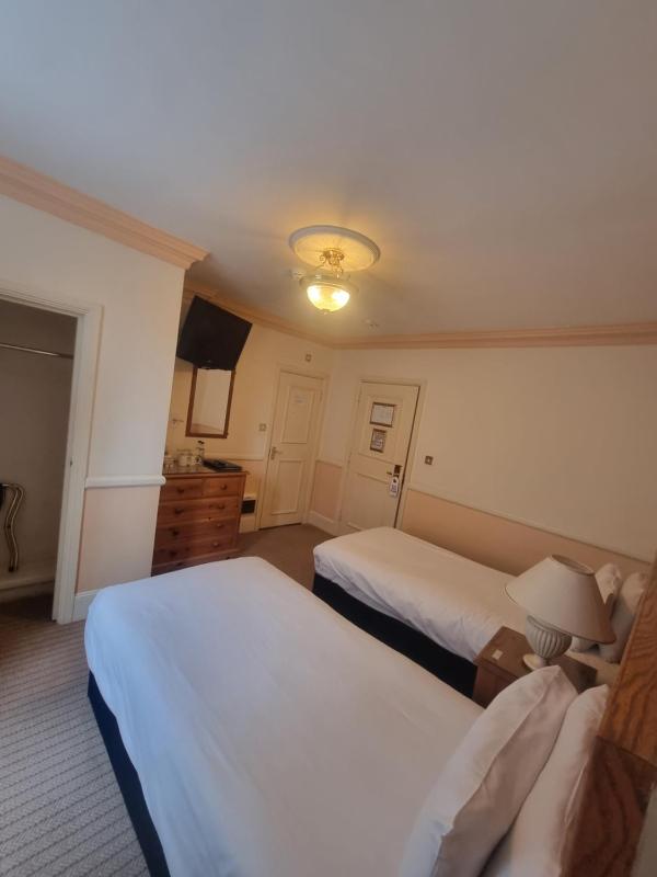 Twin Room en suite image 3