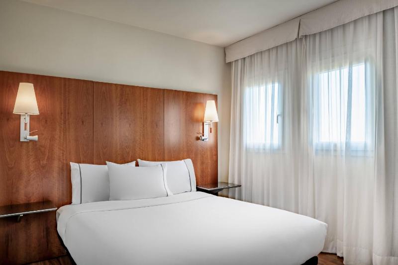 Double Room image 3