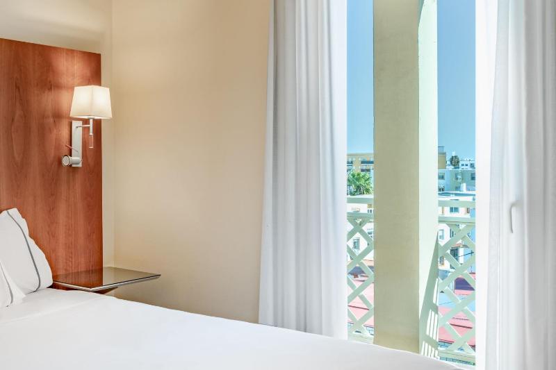 Single Room with City View image 4