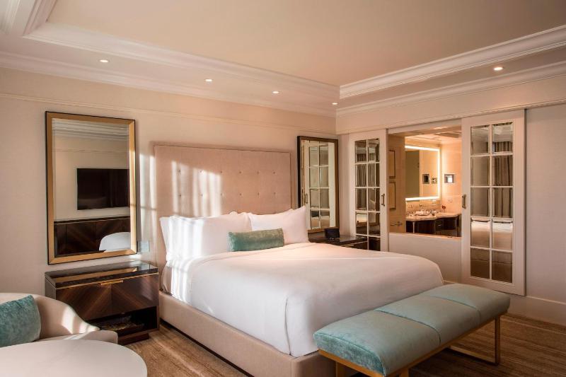 Superior, Guest room, 1 King image 1