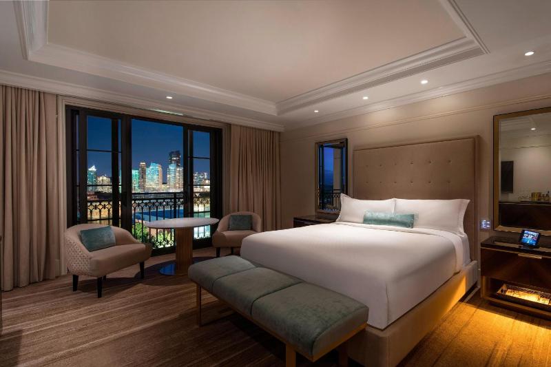 deluxe, Guest room, 1 King, Balcony image 1