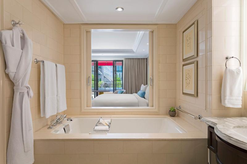deluxe, Guest room, 1 King, Balcony image 3