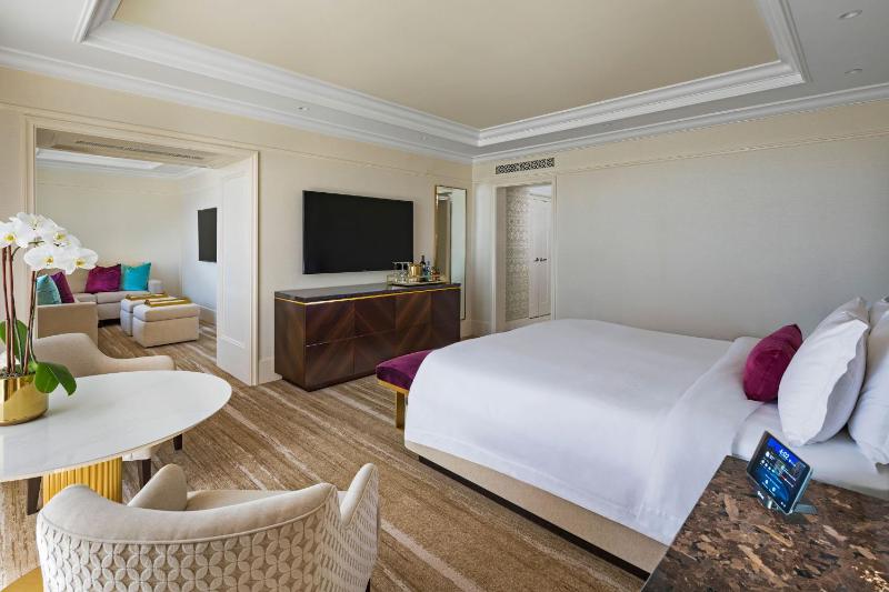 Metropolitan Suite, 1 Bedroom Suite, 1 King, Balcony image 1