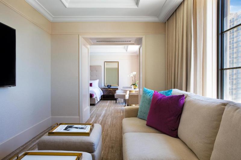 Metropolitan Suite, 1 Bedroom Suite, 1 King, Balcony image 3