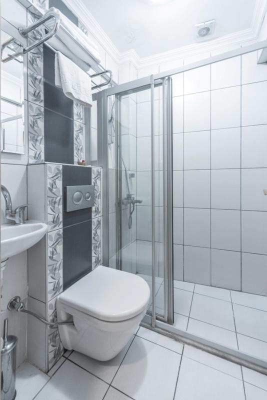 Standard Twin Room image 2