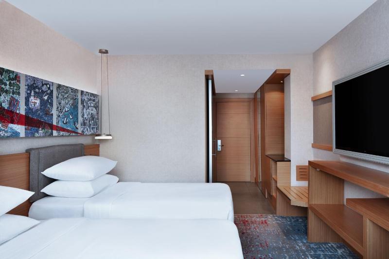 Superior Twin Room with City View image 2