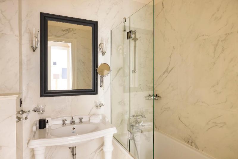 Classic Double or Twin Room image 3