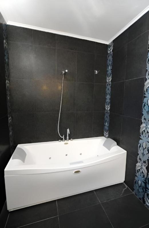 King Suite with Spa Bath image 3