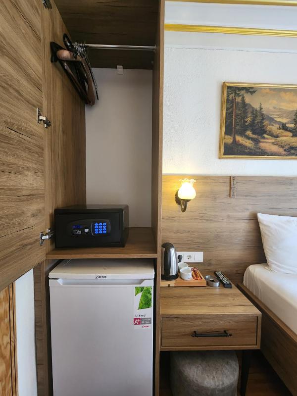 Deluxe Double Room with Balcony image 2