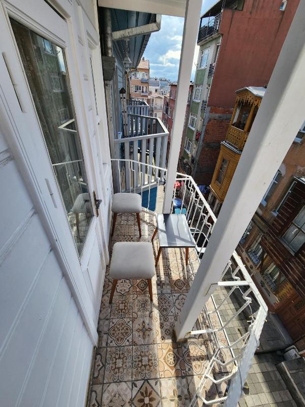 Deluxe Double Room with Balcony image 3