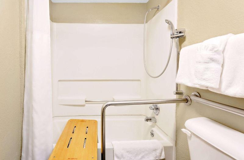 Queen Room - Mobility Access/Non-Smoking image 4
