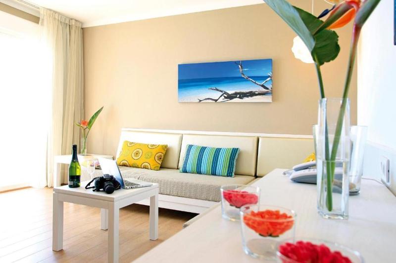 One-Bedroom Apartment with Sea View image 4