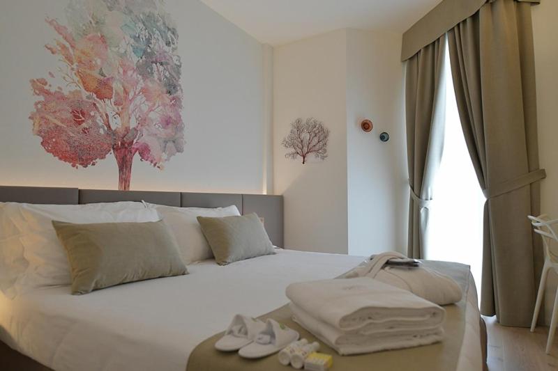 Double Room with Balcony image 4