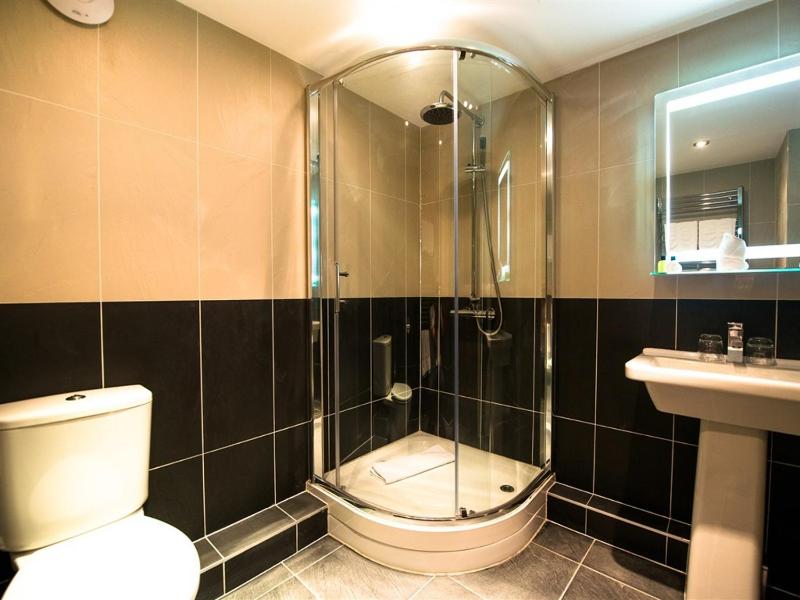 Double Room with Private Bathroom image 2
