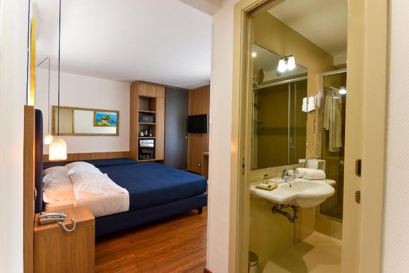Large Double Room image 1