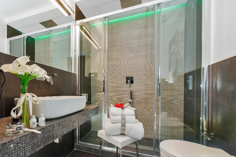 Superior Double or Twin Room with balcony image 3