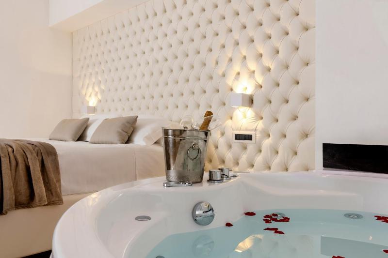 Junior Suite with jacuzzi image 4