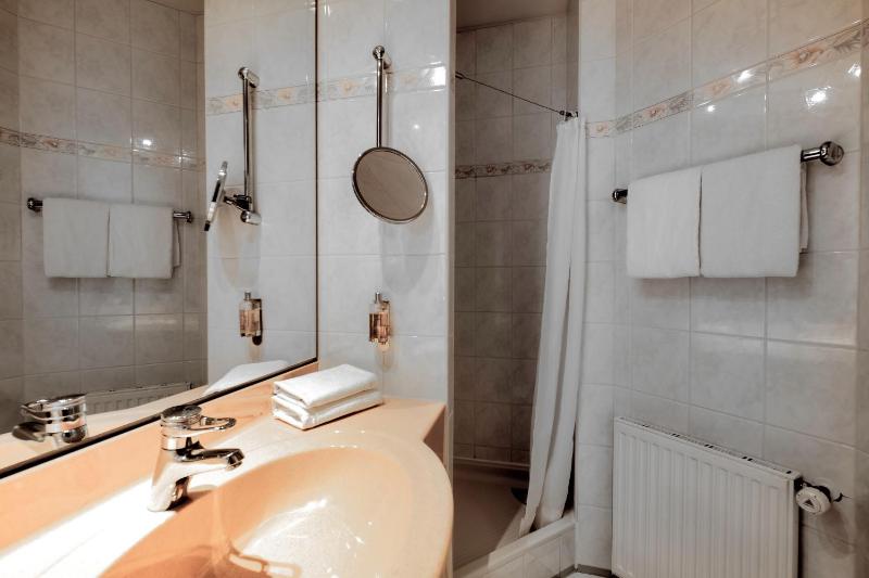 Standard Twin Room image 3