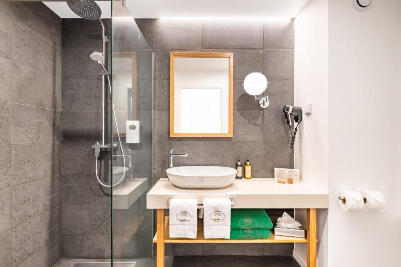 Superior Twin Room with Sea View image 4